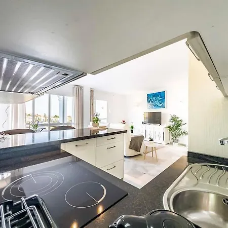 97-townhouse With Roof Terrace & Views, Marbella